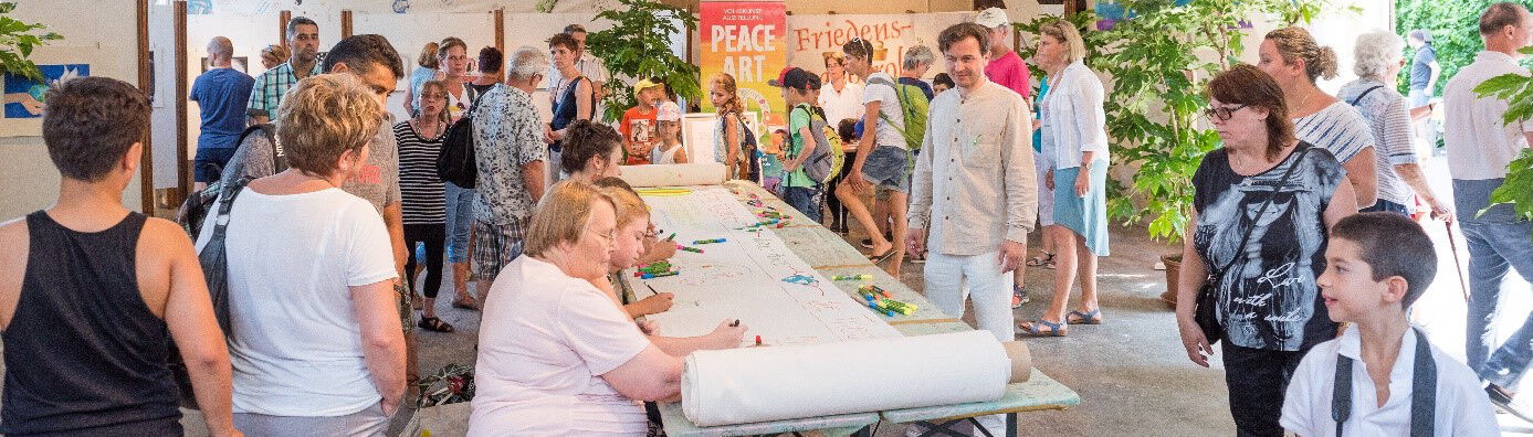 Die Friedens-Banderole beim Kinderfriedensfest in Augsburg 2017
